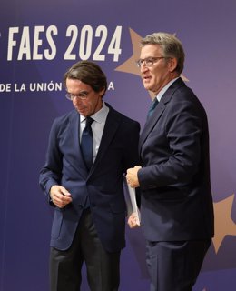 El ex presidente del Gobierno, José María Aznar (i) y el presidente del PP, Alberto Núñez Feijóo (d), durante la clausura del campus FAES ‘La renovación de la Unión Europea', en el Hotel Petit Palace Savoy Alfonso XII, a 26 de septiembre de 2024, en Madri