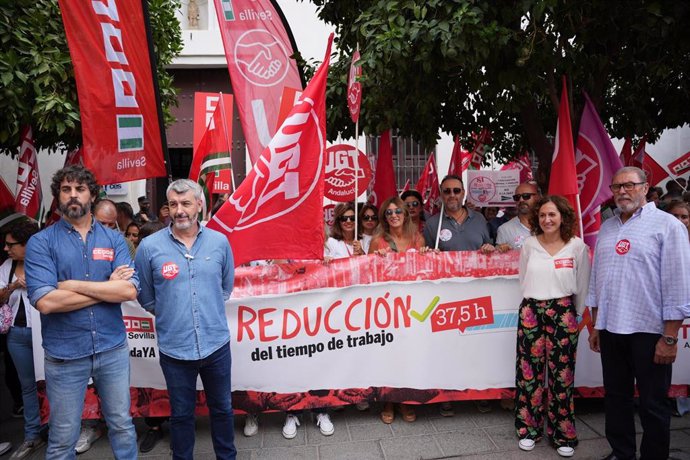 Concentración en Sevilla por la reducción de la jornada laboral.