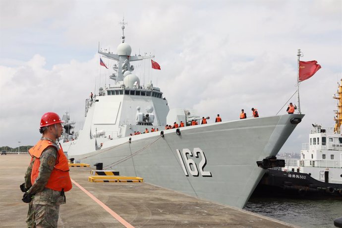 Archivo - BEIJING, July 16, 2024  -- This photo taken on July 15, 2024 shows the Chinese guided-missile destroyer Nanning at a naval port in Zhanjiang, south China's Guangdong Province.   Chinese and Russian fleets set sail from a naval port in Zhanjiang,