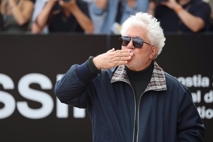 El director Pedro Almodóvar a su llegada al Hotel María Cristina con motivo del Festival de Cine de San Sebastián 2024, a 25 de septiembre de 2024, en San Sebastián (España).