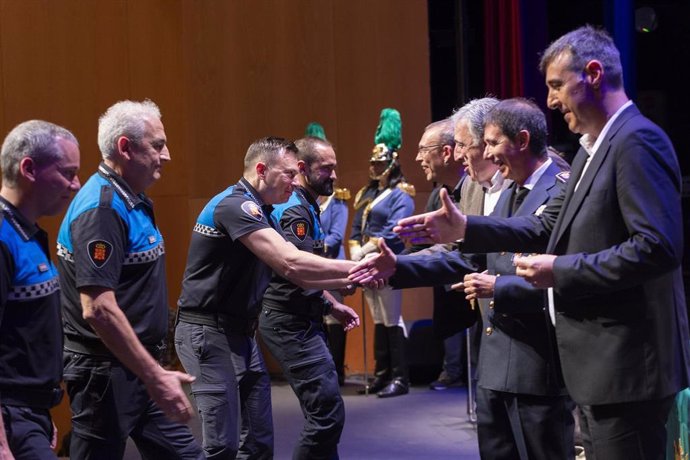 Entrega de medallas en el acto de celebración del patrón de la Policía Municipal.