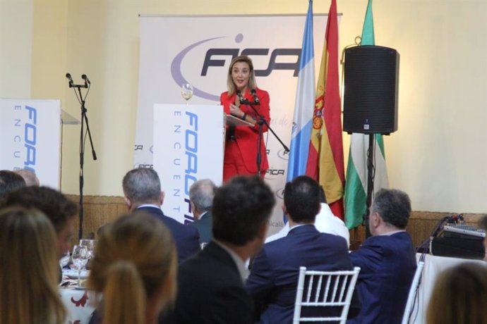 La alcaldesa, Ana Isabel Jiménez, en un encuentro con la Federación de Industriales y Comerciantes de Alcalá de Guadía (FICA).