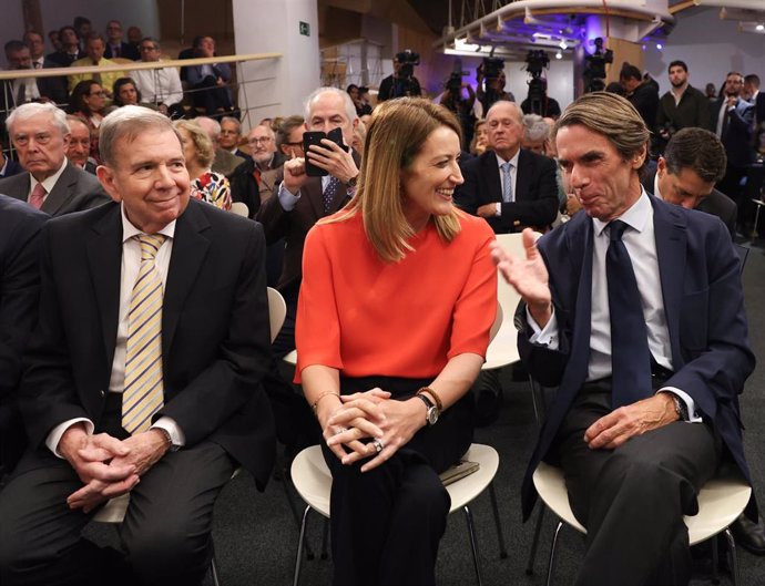 (I-D) El líder opositor venezolano Edmundo González; la presidenta del Parlamento Europeo, Roberto Metsola y el ex presidente del Gobierno, José María Aznar, durante la clausura del campus FAES ‘La renovación de la Unión Europea', en el Hotel Petit Palace