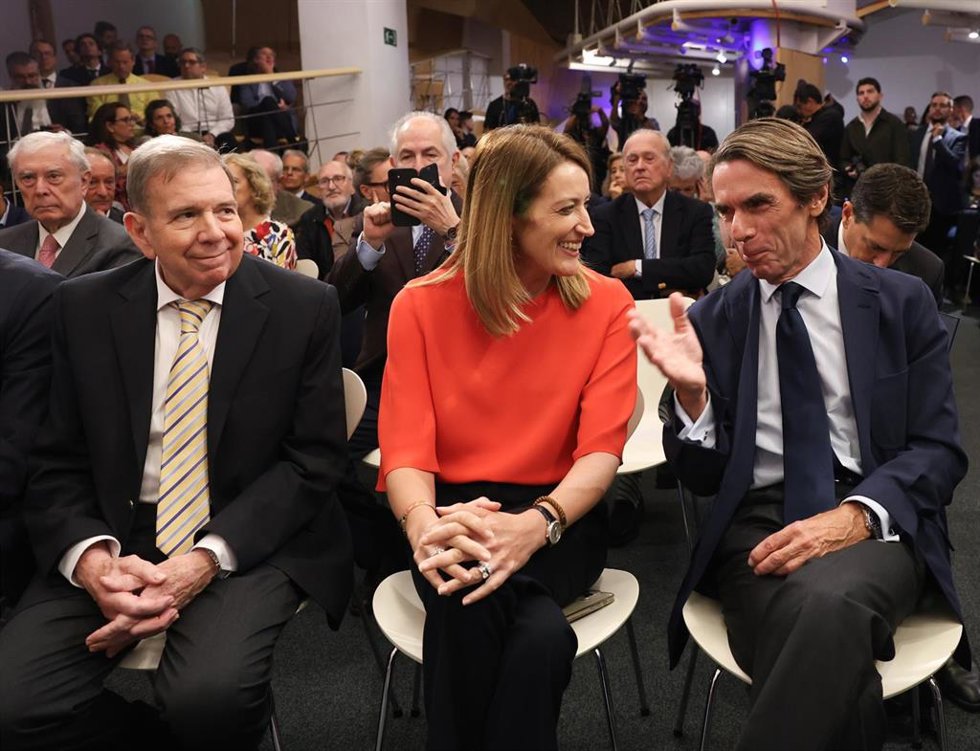 (I-D) El líder opositor venezolano Edmundo González; la presidenta del Parlamento Europeo, Roberto Metsola y el ex presidente del Gobierno, José María Aznar, durante la clausura del campus FAES La renovación de la Unión Europea', en el Hotel Petit Pala