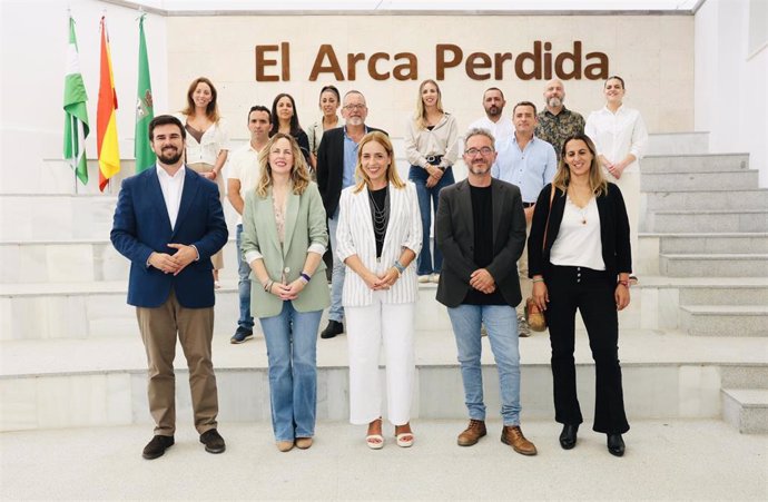 La presidenta de la Diputación de Cádiz Almudena Martínez (c) en la foto de familia tras inaugurar el proyecto "Arca Perdida", a 26 de septiembre de 2024, en Puerto Serrano, Cádiz (Andalucía, España). 