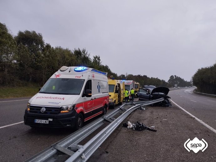 Intervención en un accidente de tráfico en Castrillón