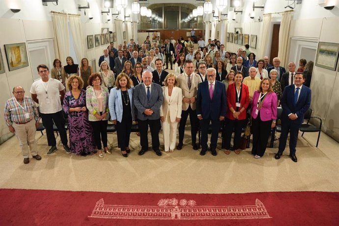 Foto de familia en el Parlamento de Andalucía con la Confederación Andaluza de Alzheimer (Confeafa) con motivo del Día Mundial del Alzheimer.