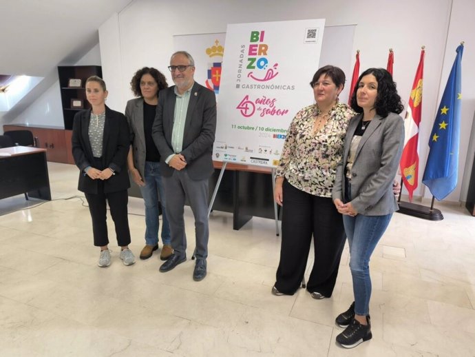 El presidente del Consejo Comarcal posa junto a la nueva imagen gráfica de las Jornadas Gastronómicas del Bierzo.