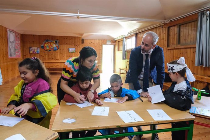 El Consejero De Educación, Sergio Silva, Visita La ‘Feria De Las Naciones’ Del Colegio Julio Blanco-Centro Social Bellavista, Con Motivo Del Día Europeo De Las Lenguas