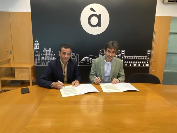 El director general d'À Punt, Alfred Costa, i el regidor de Cultura de l'Ajuntament de València i president de Mostra de València i Iniciatives Audiovisuals, José Luis Moreno.