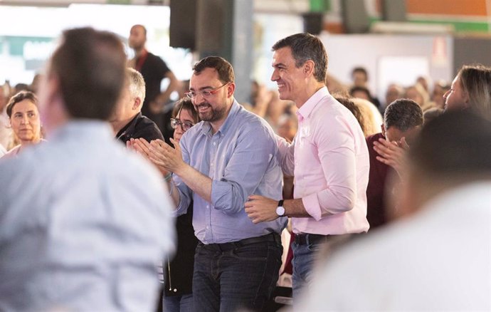 Archivo - El secretario general del PSOE y presidente del Gobierno, Pedro Sánchez (d), y el secretario general de la Federación Socialista Asturiana y presidente del Principado de Asturias, Adrián Barbón (i), participan en un acto de campaña, en el Pabell