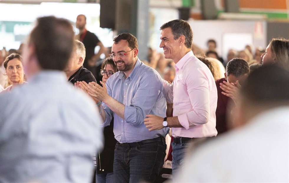 Archivo - El secretario general del PSOE y presidente del Gobierno, Pedro Sánchez (d), y el secretario general de la Federación Socialista Asturiana y presidente del Principado de Asturias, Adrián Barbón (i), participan en un acto de campaña, en el Pabe