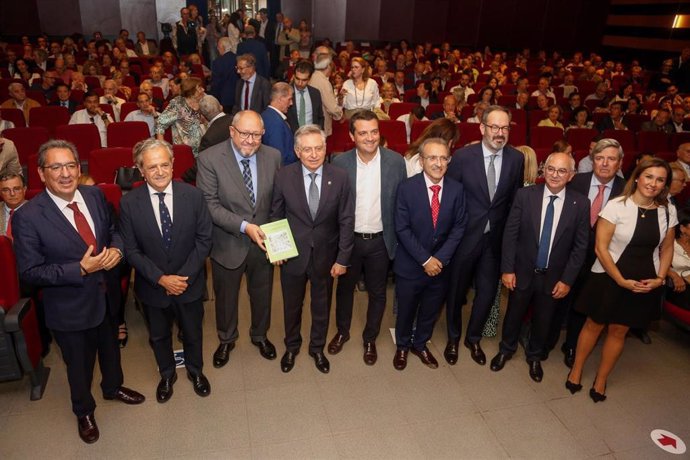 El autor, Francisco de Paula Sánchez Zamorano (centro), en la presentación de su nuevo libro rodeado de autoridades.