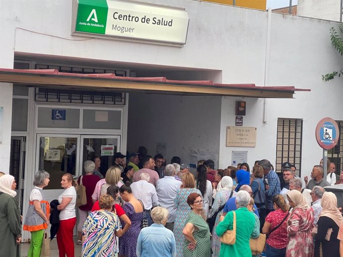 Colas en el centro de salud de Moguer (Huelva).