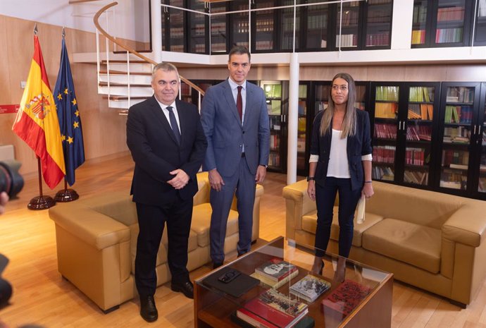 Archivo - El secretari d'Organització del PSOE, Santos Cerdán, i el president del Govern central, Pedro Sánchez, amb la diputada de Junts Miriam Nogueras