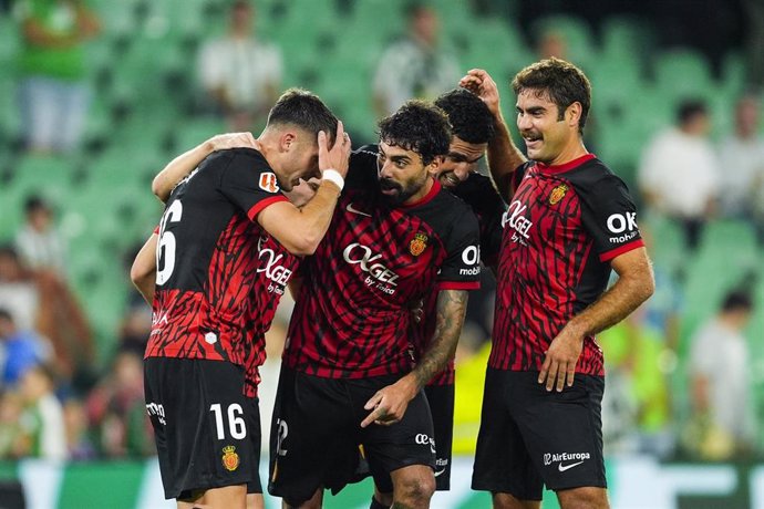 Los jugadores del RCD Mallorca celebran su victoria en el Benito Villamarín en LaLiga EA Sports 24-25