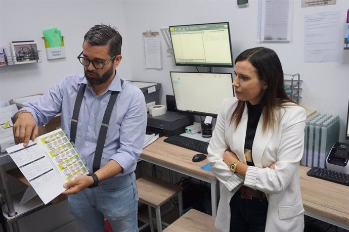 Gálvez, durante su visita a la farmacia de La Ventilla, en Fuente Palmera.