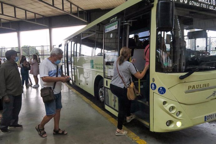 Archivo - Imagen de pasajeros al subir a un autobús metropolitano