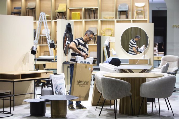 Un trabajador ultima los preparativos para la Feria Hábitat, que coincidirá con otros cuatro certámenes en Feria Valencia