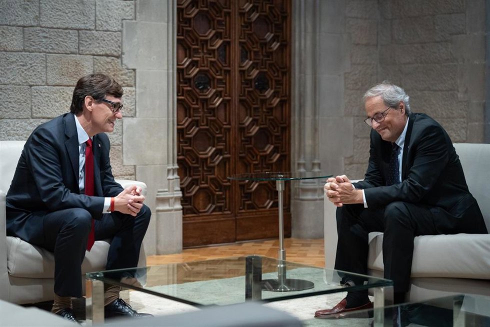 El presidente de la Generalitat, Salvador Illa (i) y el expresidente Quim Torra (d), durante su reunión en el Palau de la Generalitat, a 26 de septiembre de 2024, en Barcelona, Catalunya (España). Después de haberse reunido con los expresidentes José Mo
