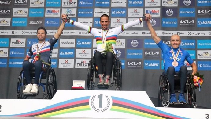 El ciclista español Sergio Garrote celebra su victoria en la prueba en línea H2 del Mundial de Zurich de 2024