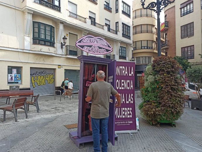 Campaña de street marketing de la Fundación Municipal de la Mujer del Ayuntamiento de Cádiz con motivo del Día Internacional contra la Explotación Sexual y la Trata de Mujeres, Niños y Niñas