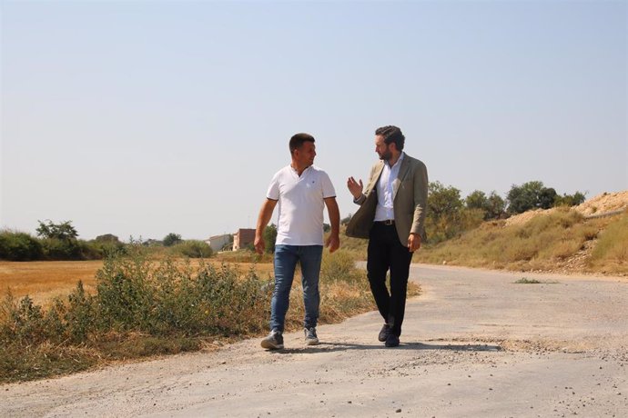 El presidente de la DPH, Isaac Claver, junto al concejal de Obras de Albalate de Cinca, Marcos Castellón, en la localidad oscense. 