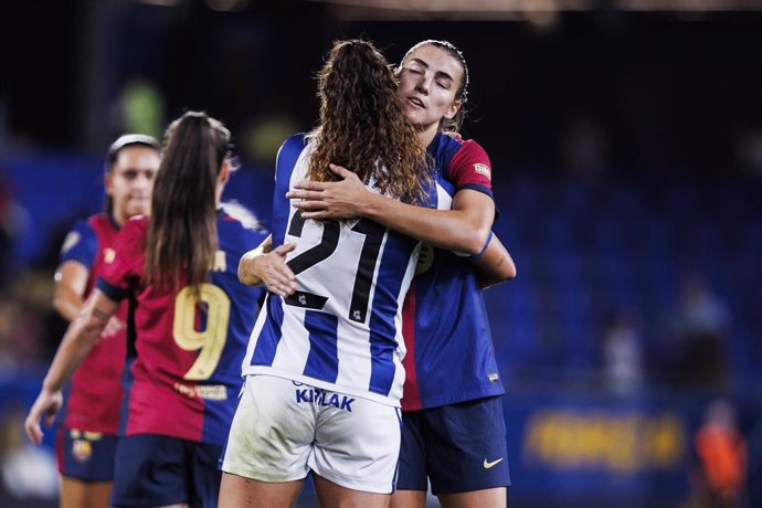 Patri Guijarro y Emma Ramírez se saludan tras el FC Barcelona-Real Sociedad de la Liga F 2024-2025