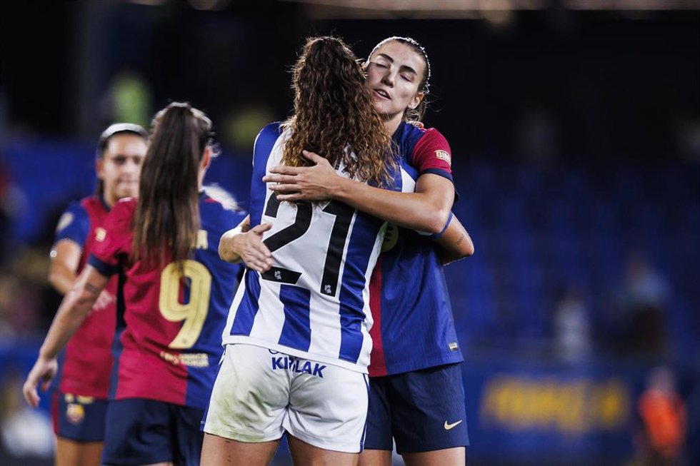 Patri Guijarro y Emma Ramírez se saludan tras el FC Barcelona-Real Sociedad de la Liga F 2024-2025