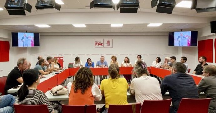 Runión del secretario de Organización del PSOE-A, Jacinto Viedna, la secretaria de Organización provincial, Rosa Tirador, y todos los secretarios de Organización de las agrupaciones locales.