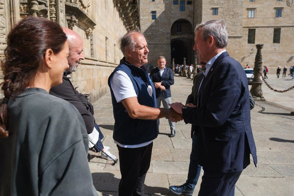 Rueda recibe en Santiago a los participantes de la 'VII Edición del Camino Segurlike Solidario'.