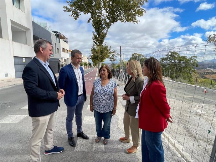 Visita al aparcamiento habilitado junto al vial de la Ronda de la Misericordia.