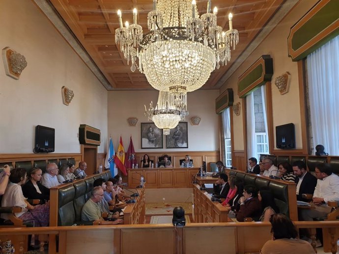 Archivo - Pleno del Ayuntamiento de Santiago presidido por la alcaldesa, Goretti Sanmartín.