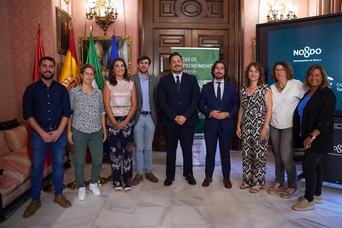 Presentación de las becas BEAS en el Ayuntamiento hispalense