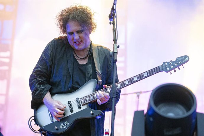 Archivo - 07 August 2019, Norway, Oslo: Lead singer of Rock band 'The Cure' Robert Smith preforms on stage during their concert. Photo: Fredrik Hagen/NTB scanpix/dpa