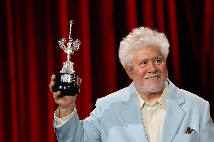 Pedro Almodóvar recibe el Premio Donostia en el Festival de Cine de San Sebastián, a 26 de septiembre de 2024, en San Sebastián, Guipúzcoa, País Vasco (España). Almodóvar ha recogido el premio Donostia en reconocimiento a su trayectoria en una gala despué