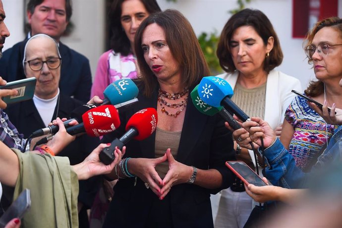 La consejera de Fomento, Articulación del Territorio y Vivienda, Rocío Díaz, atiende a los medios de comunicación, durante la visita al Hogar San Carlos y la entrega de viviendas a la Congregación de Hermanas Filipenses en Málaga. (Foto de archivo).