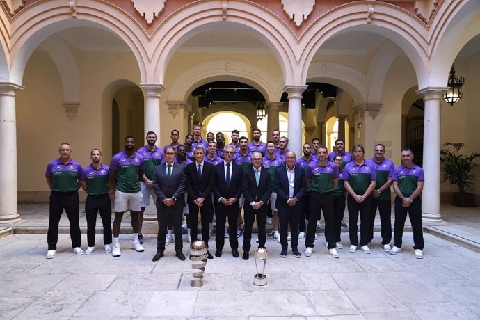 El Centro Cultural Fundación Unicaja de Málaga ha acogido este jueves por la tarde una recepción institucional al Unicaja Baloncesto por los recientes éxitos del equipo, convertido en campeón de la Copa FIBA Intercontinental y la Supercopa Endesa