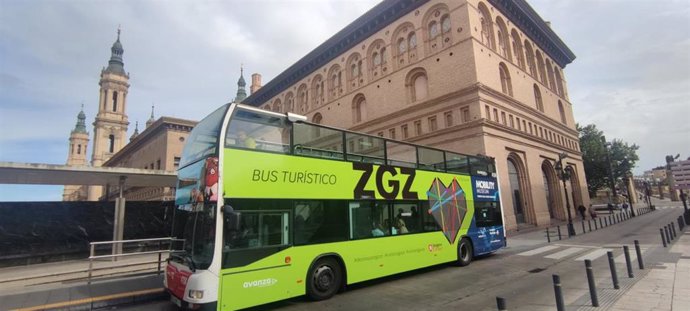 Archivo - Bus turístico de Zaragoza.