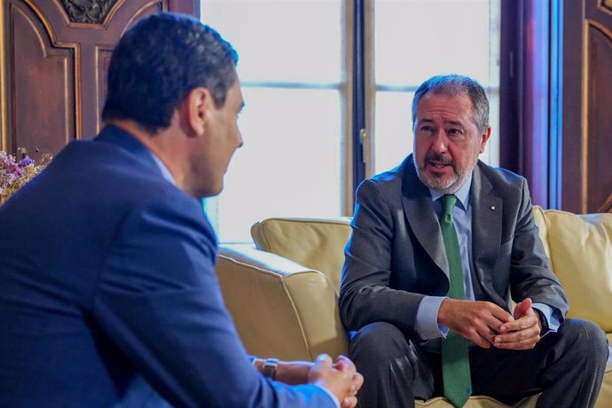 El presidente de la Junta de Andalucía, Juanma Moreno, con el  secretario general del PSOE A, Juan Espadas, en una imagen del encuentro en San Telmo, celebrado el lunes, día 23.