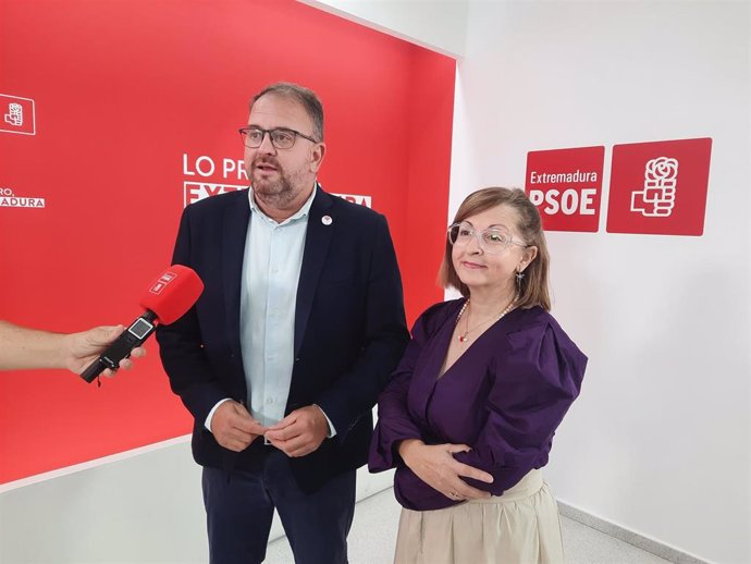 Antonio Rodríguez Osuna y Antonia Molina, presidente y vicepresidenta del Consejo Municipal del PSOE de Extremadura