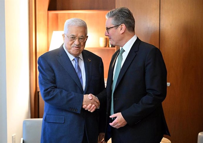 Imagen de archivo del presidente de la Autoridad Palestina, Mahmud Abbas, junto al primer ministro de Reino Unido, Keir Starmer