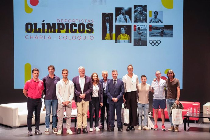 Los consejeros de Economía, Luis Ángel Agüeros, y de Deporte, Luis Martínez Abad, asisten a la Jornada de reconocimiento a los deportistas olímpicos cántabros dentro de la Semana Europea del Deporte