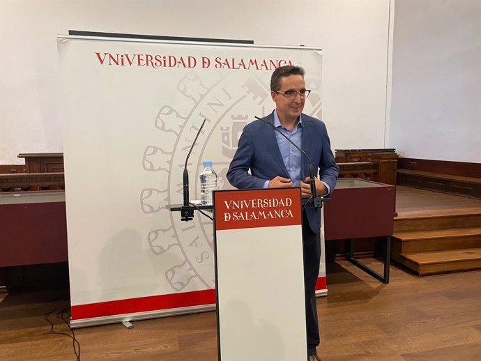 El rector de la Universidad de Salamanca, Juan Manuel Corchado, en rueda de prensa