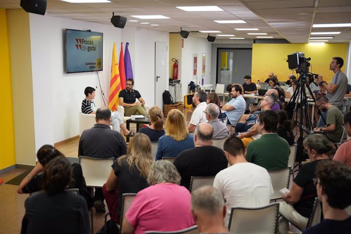 Los portavoces del grupo motor del 'Procés de Garbí' de la CUP Non Casadevall y Maria Gordillo en una conferencia en su sede en Barcelona