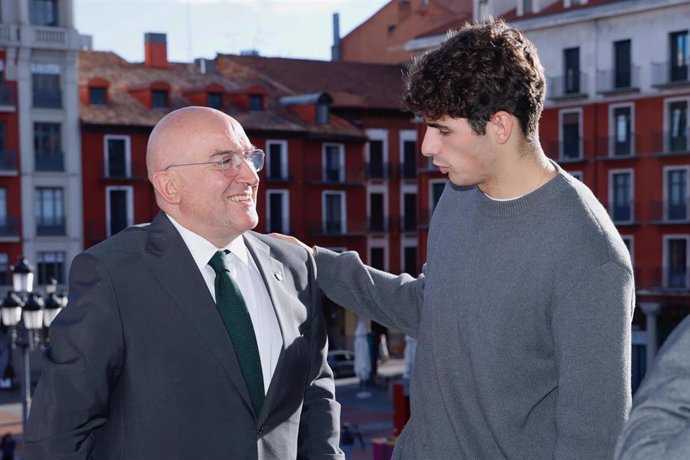 El alcalde de Valladolid, Jesús Julio Carnero, y el jugador de pádel Arturo Coello