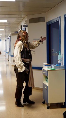 El actor Johnny Depp visita a los niños del hospital Donostia caracterizado como el capitán Jack Sparrow.