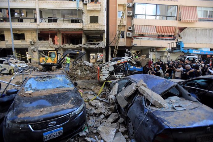 Imagen de archivo de edificios y coches destruidos en Beirut tras un ataque israelí