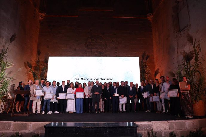 Los premiados a la Promoción Turística de la provincia de Cádiz en el año 2024 posan en el escenario del Monasterio de La Victoria de El Puerto de Santa María.