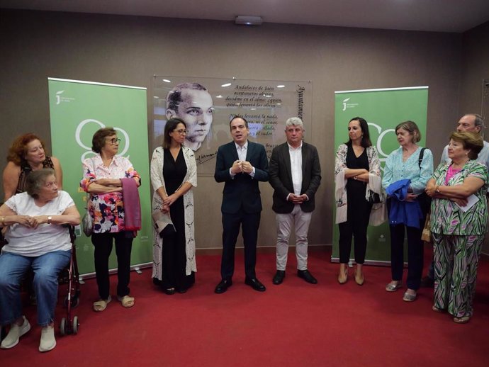 Autoridades presentes en la inauguración de la primera edición del Festival de Teatro de Cuerpo, Objeto y Sitio específico de Andalucía (COSA), que se celebra en la localidad de Vilches.